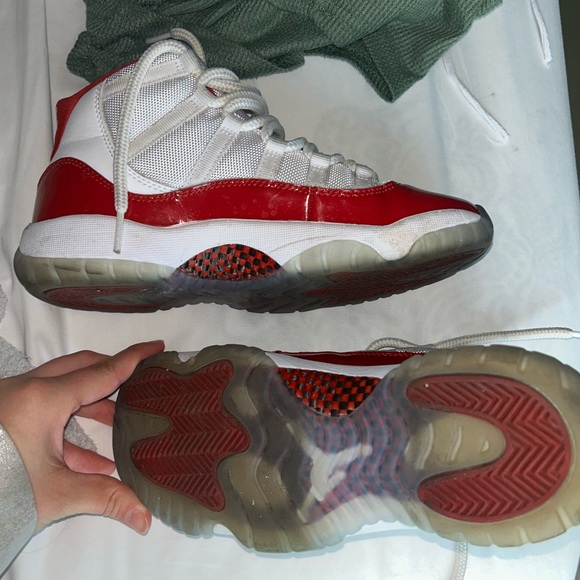 Jordan 11 Retro Cherry (2022) - Picture 4 of 8